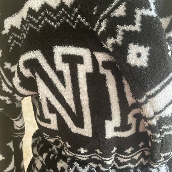 Pink Victoria’s Secret plush robe - Picture 3 of 12